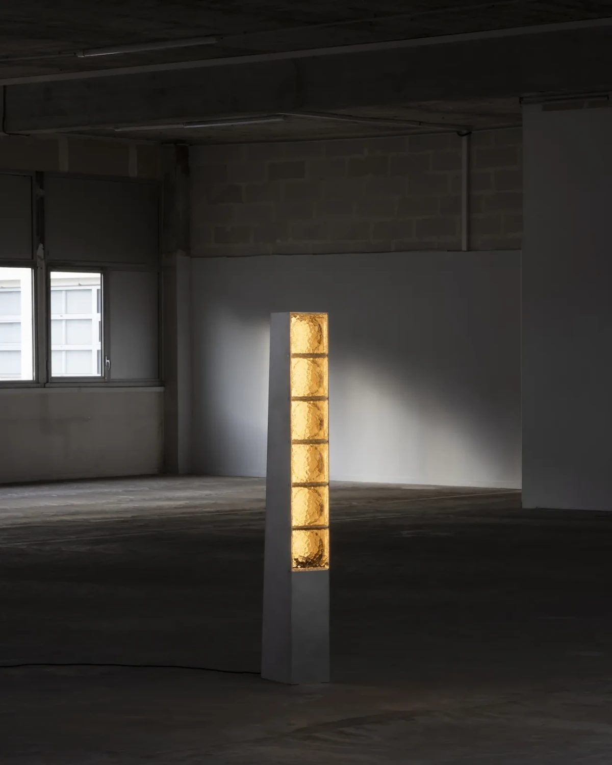 Henry Lamp 在昏暗工业空间中发出温暖光线
