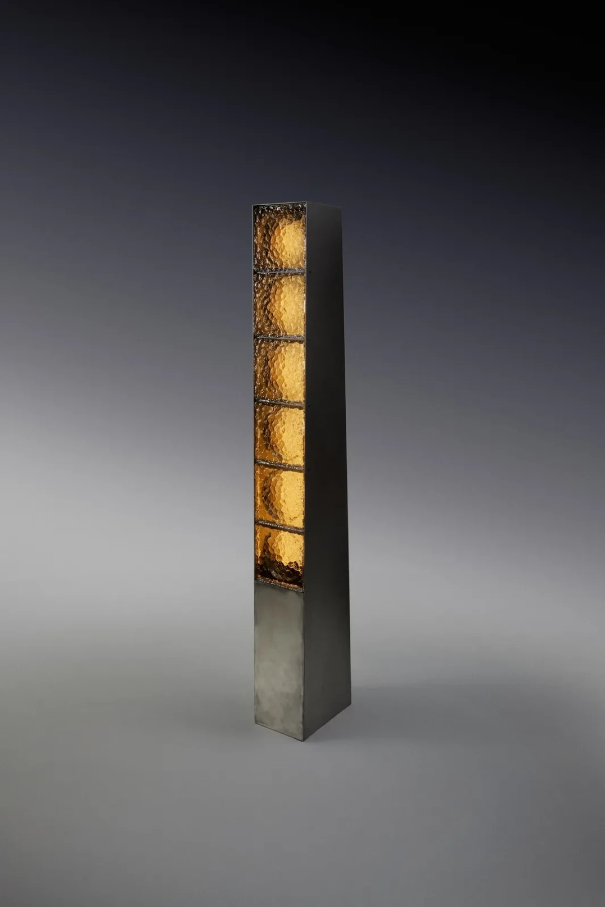 灰色背景中的 Henry Lamp 完整形态