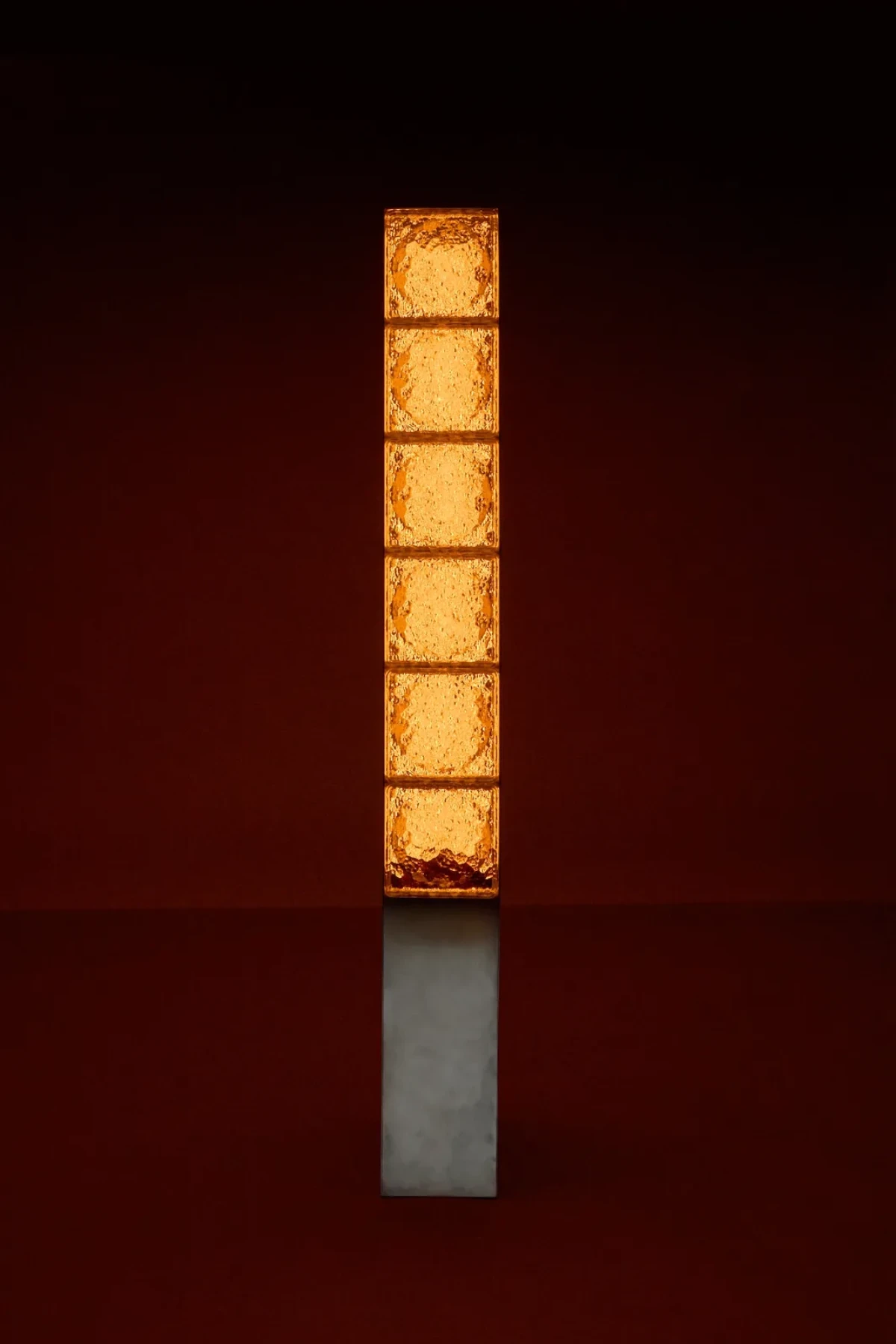 深红背景下点亮的 Henry Lamp