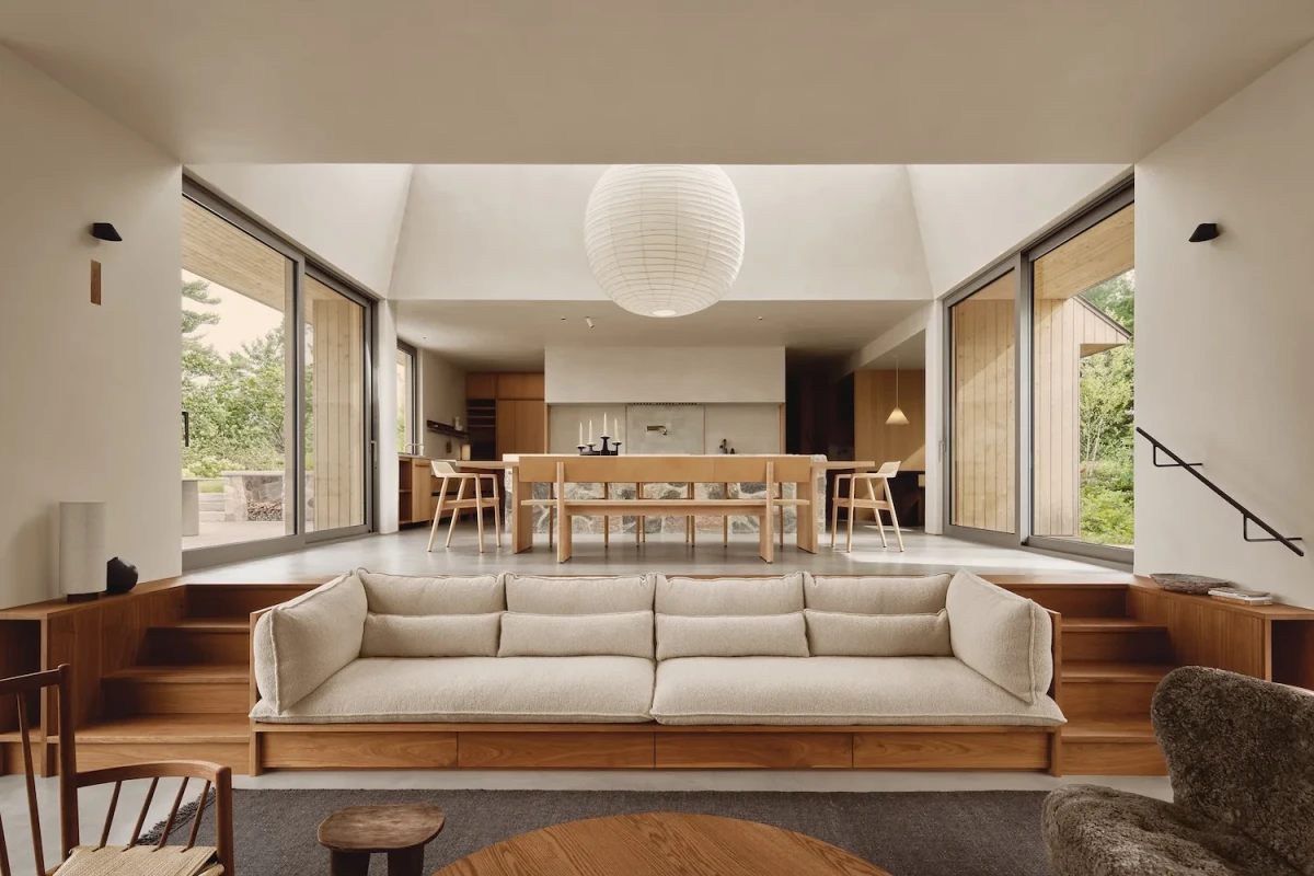 起居、厨房与水岸视野在同一连续空间中展开 / Living, kitchen and water views unfold as one continuous interior