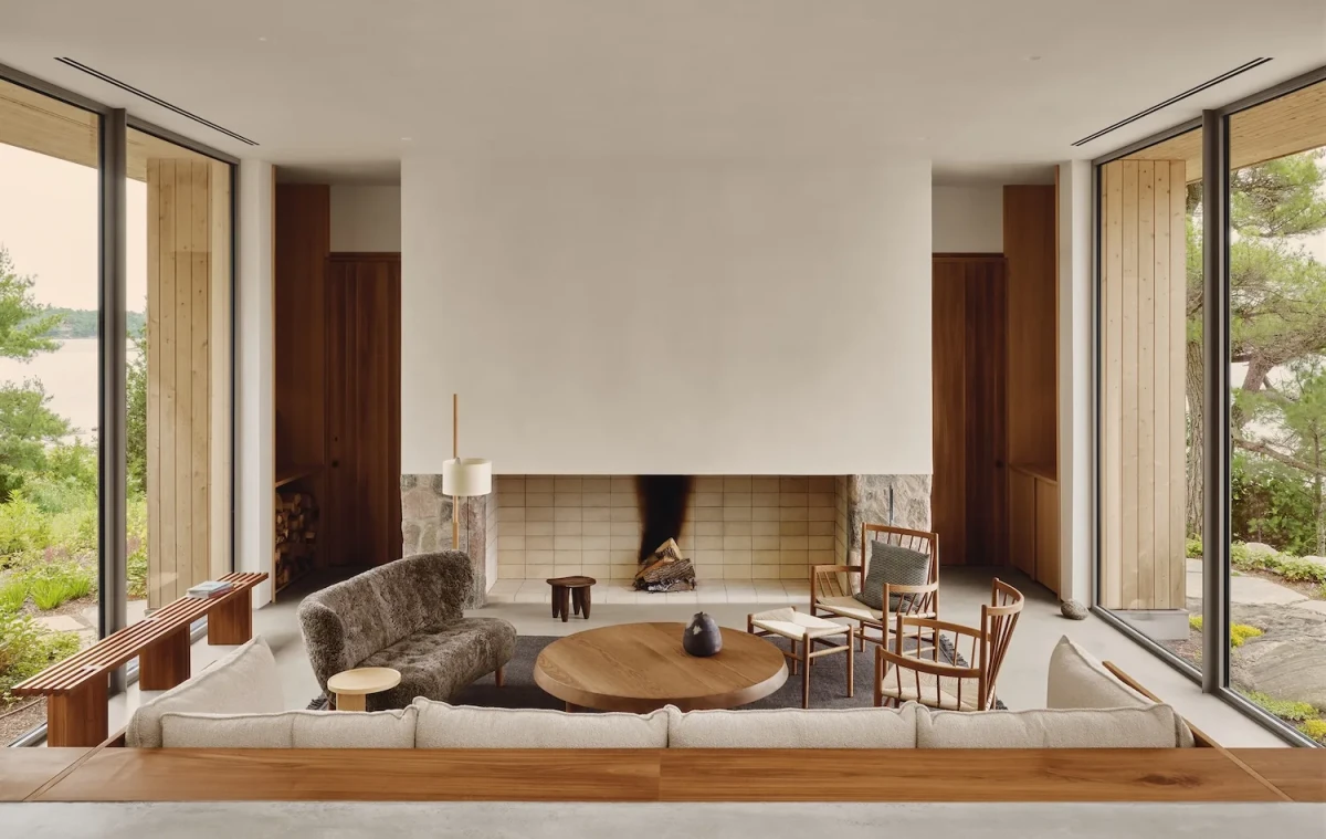 双面壁炉连接起居空间并成为室内重心 / A double-sided hearth anchors and connects the living areas