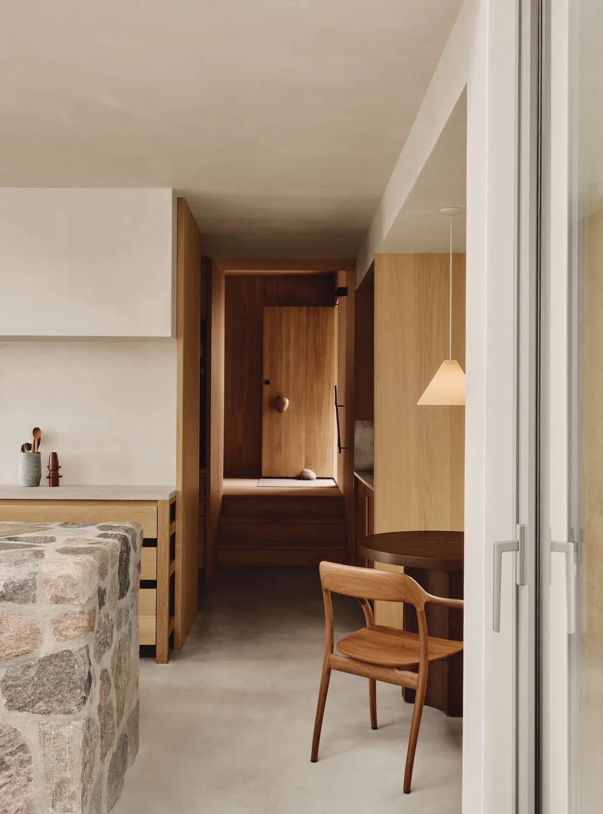 橡木入口与材料细部 / Oak-lined entry and material detail