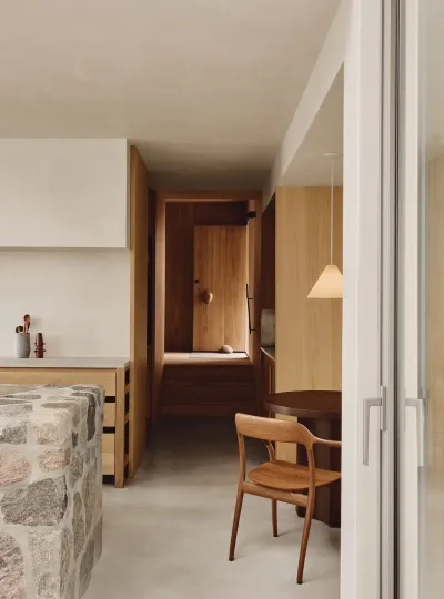 橡木入口与材料细部 / Oak-lined entry and material detail