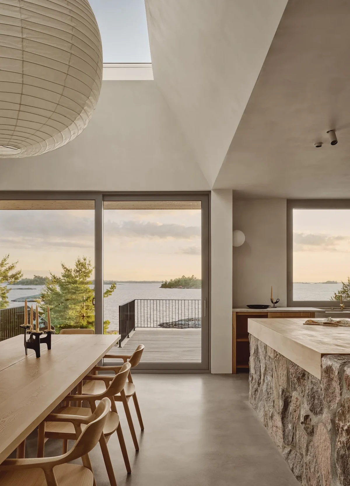 厨房面向乔治亚湾水景 / The kitchen opens toward Georgian Bay