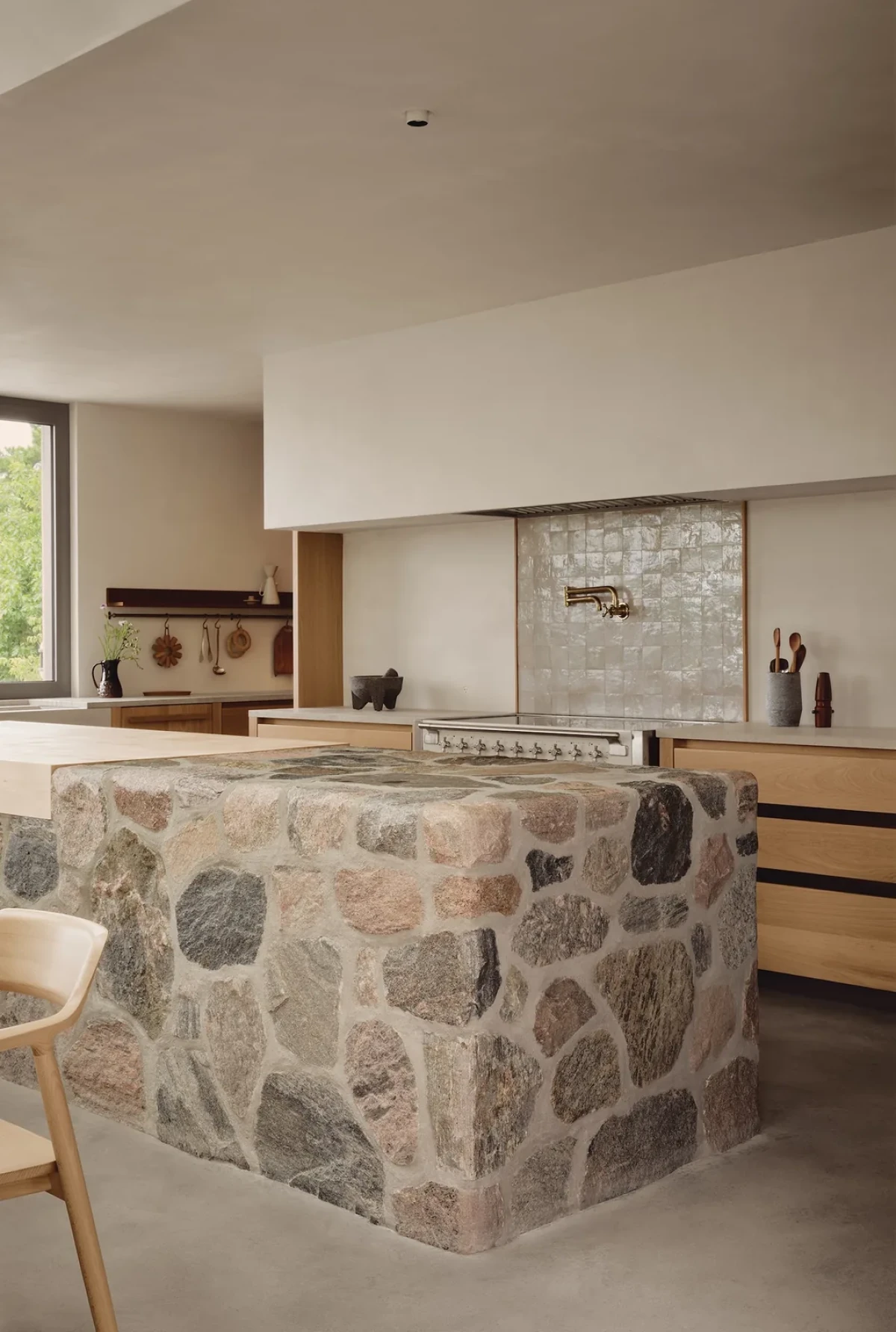 原野石与胡桃木形成沉稳对比 / Fieldstone and walnut create a grounded contrast