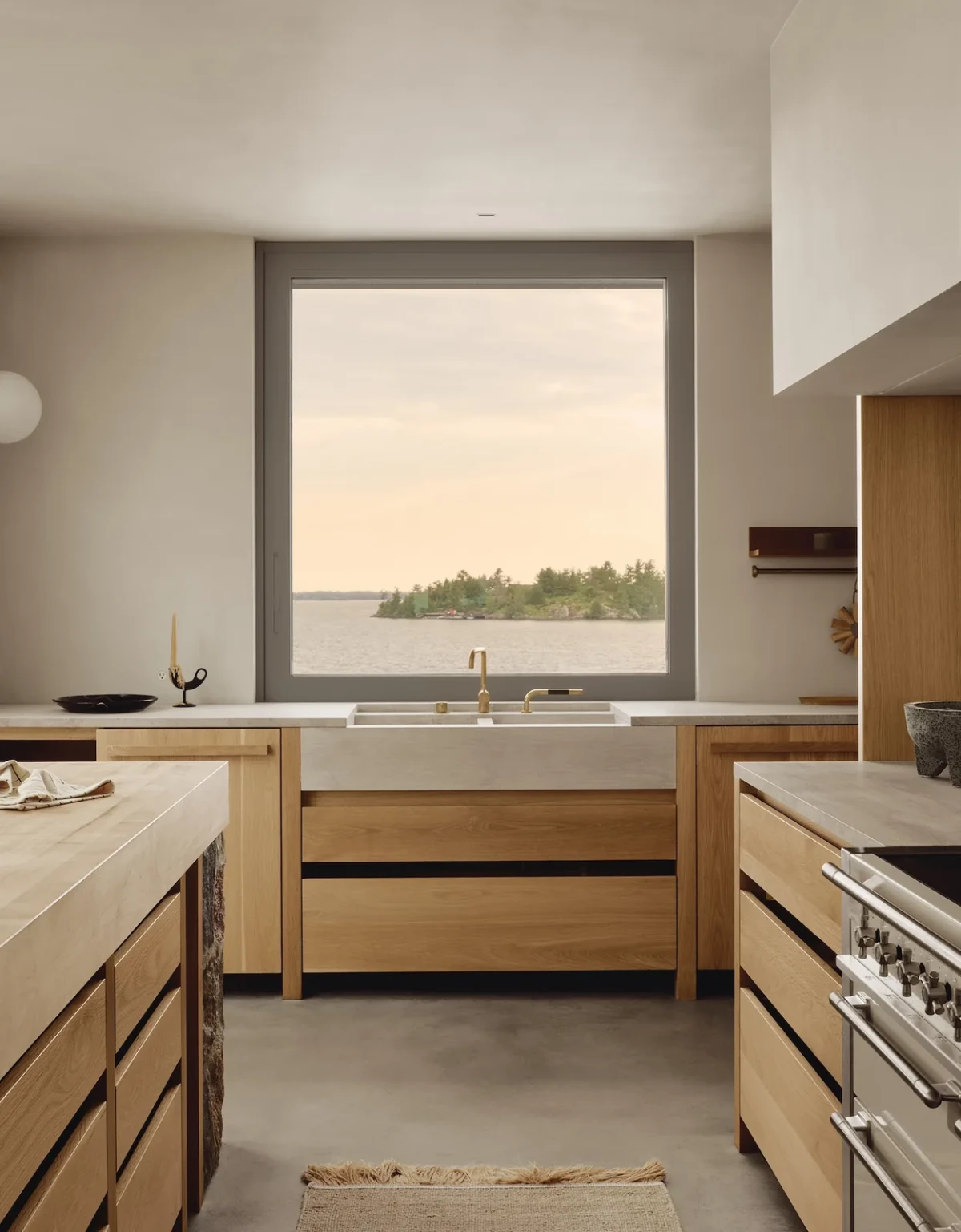 窗景、石材与木作共同界定厨房 / Water, stone and joinery define the kitchen