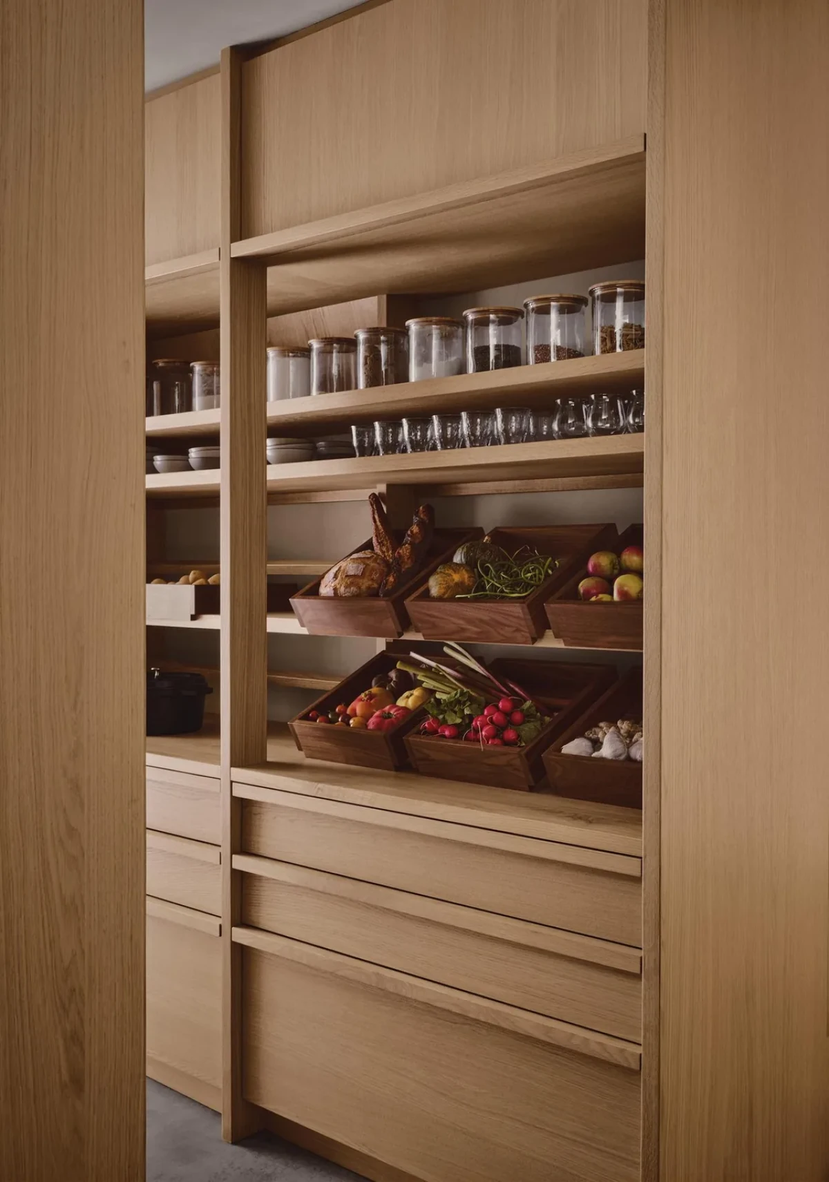储藏室延续白橡木与石灰岩语言 / The pantry continues the white-oak and limestone palette