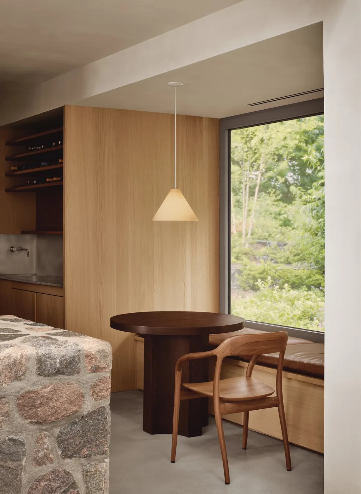 临水餐角形成日常停留的尺度 / A waterside nook creates an intimate place to pause