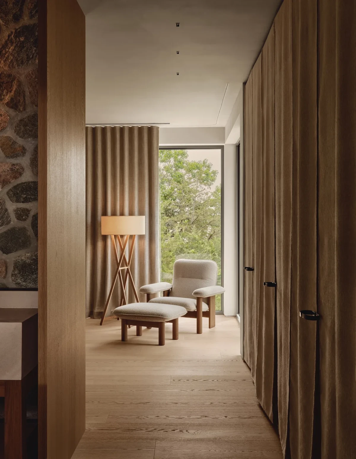 家具、开口与动线共同调节开放空间 / Furniture, openings and circulation temper the open plan