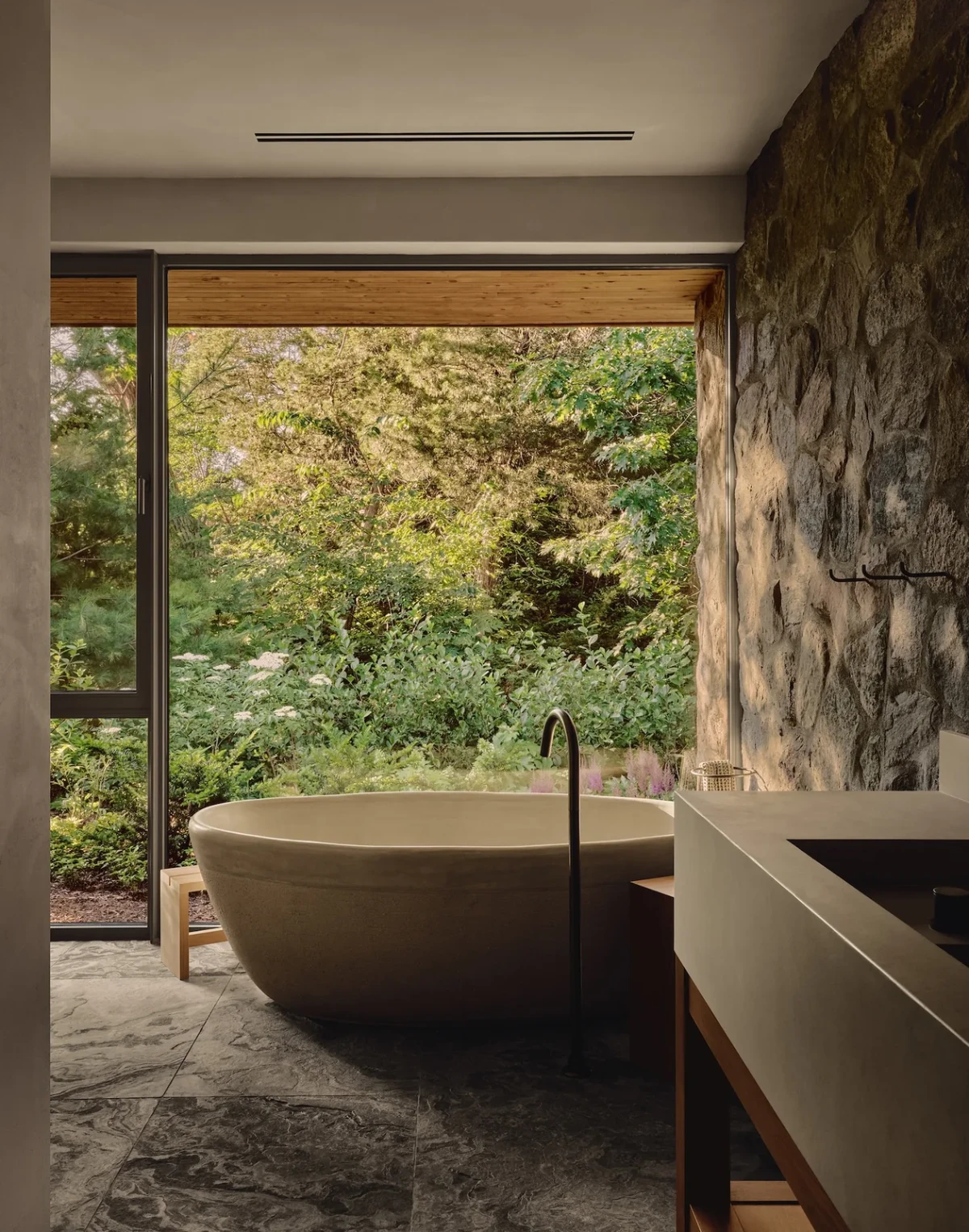 浴室以克制材质框取水岸氛围 / Restrained materials frame the bathroom