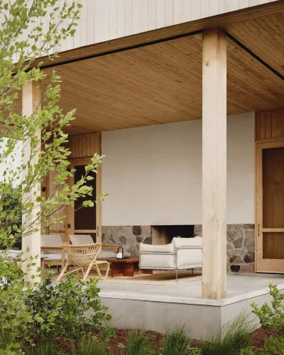 有顶露台将居住延伸至水岸 / A sheltered terrace extends domestic life toward the water