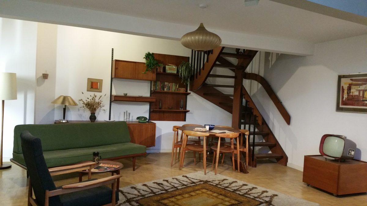 Museum of the Home的20世纪中期室内复原，呈现家具、灯具与开放楼梯形成的完整空间语言