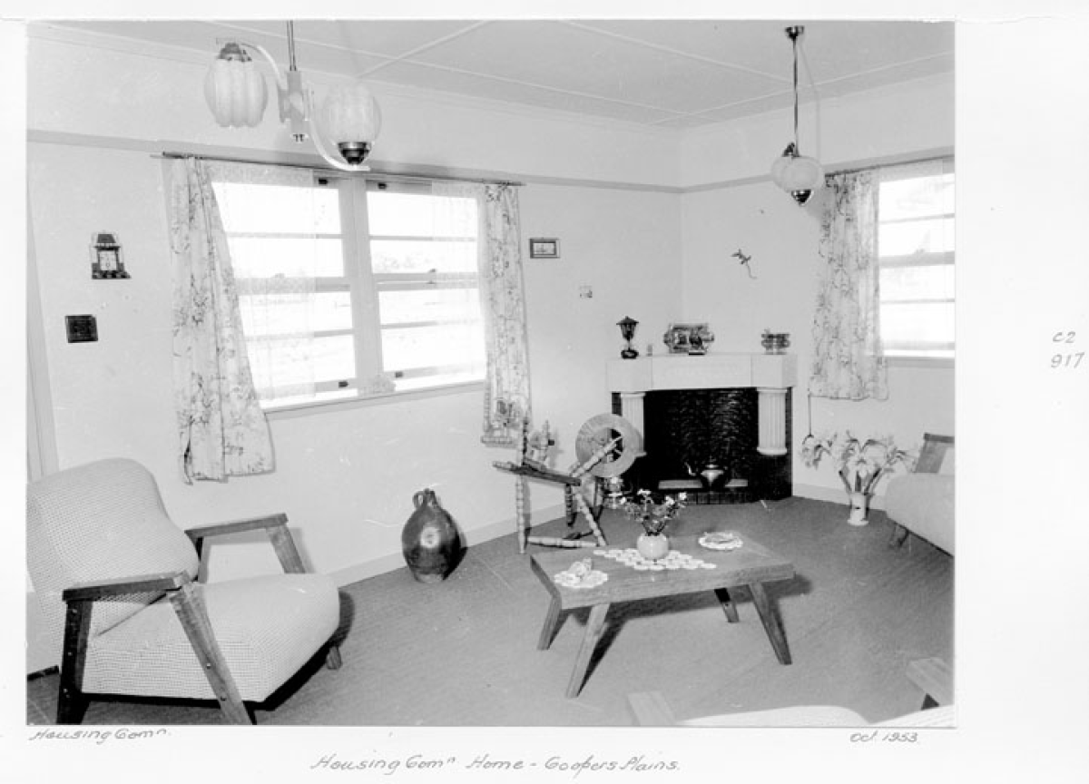 1953年澳大利亚Coopers Plains公共住房客厅，记录战后现代家具进入普通家庭